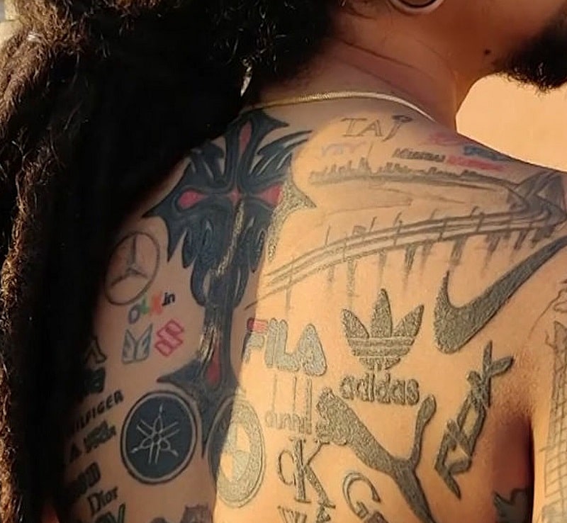 Marken-Tattoos auf einer Person